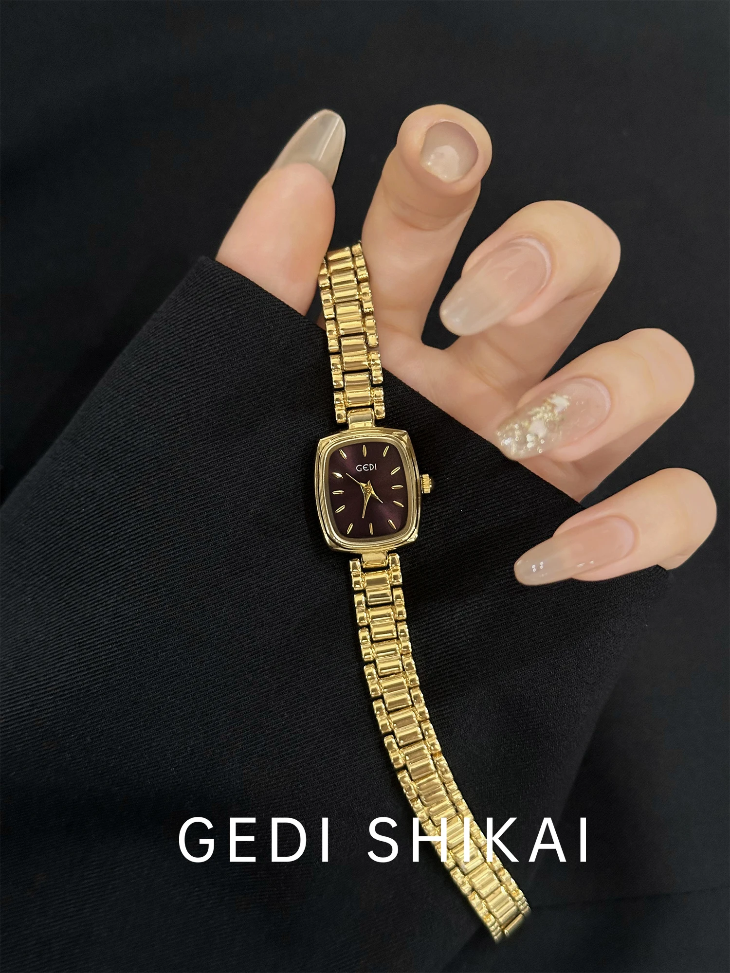 ساعة ريترو للنساء خفيفة فاخرة على الموضة النسائية سلسلة مربعة قرص صغير 2025 ساعات جديدة راقية مختارة إكسسوارات نسائية