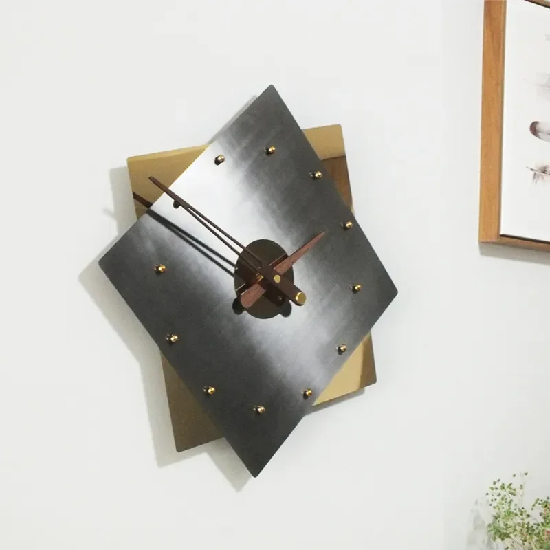 Nordic Style Light Luxury Creative Metal Quartz Wall Clock Modern Simple Personalized Fashion Home Decor for Living Room