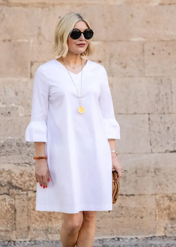 فستان قصير أنيق للسيدات بلون سادة ورقبة على شكل حرف V وأكمام جرس #2