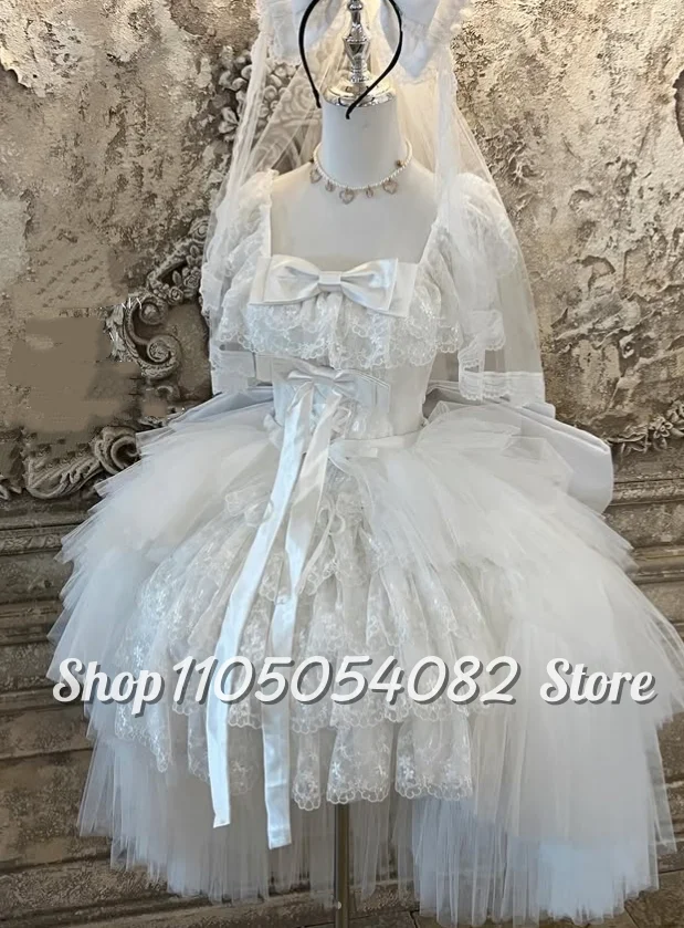 Suknie ślubne w kształcie łabędzia, szyte na miarę, z kwadratowym dekoltem, krótkim rękawem, koronkowymi falbanami, krótkim plisowanym, bufiastym dołem.