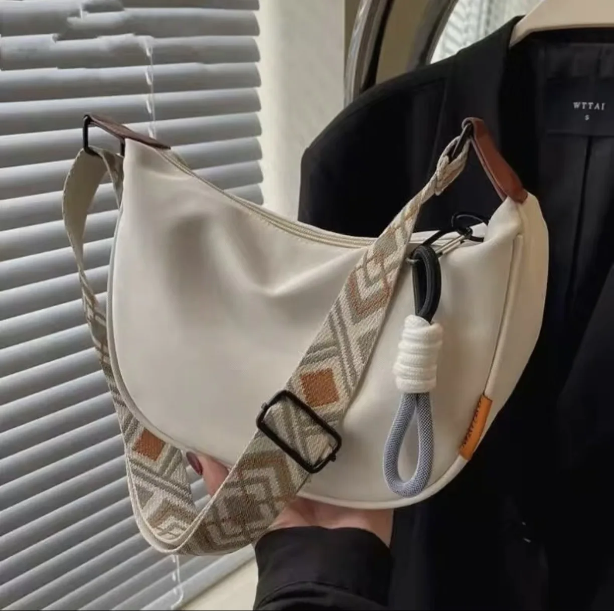 

Новая женская сумка-пельмень из оксфордской ткани 2025 года, большая вместимость, с широким ремнем, через плечо