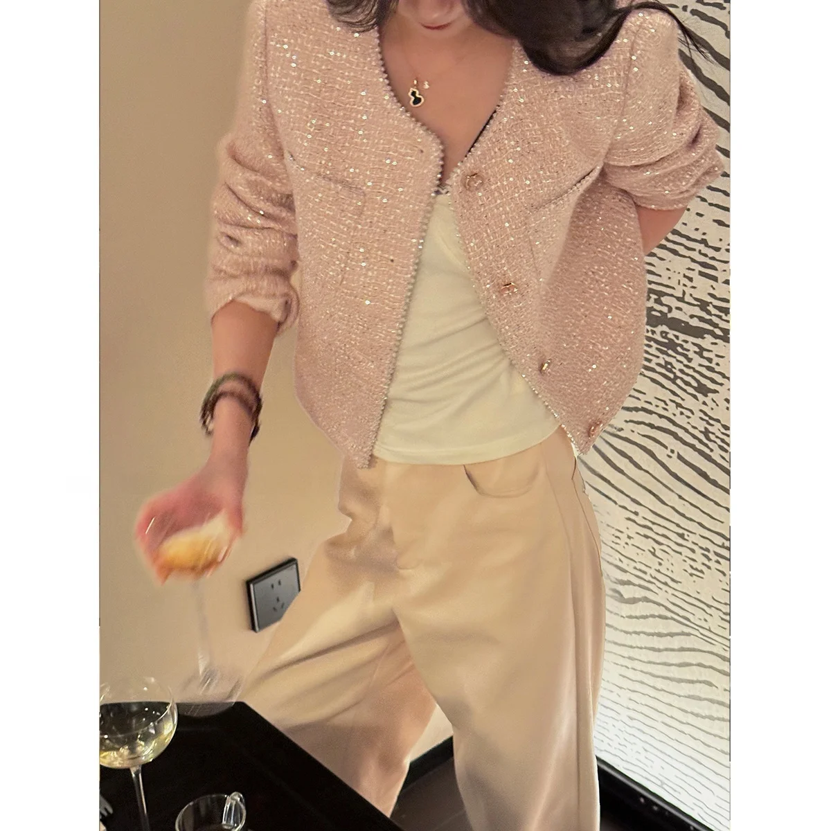 

Short Outerwear Pink Shiny Weave round Neck Pearl Embellished Wool Blend Ladies Fashion Elegant Style Chinese Produ...