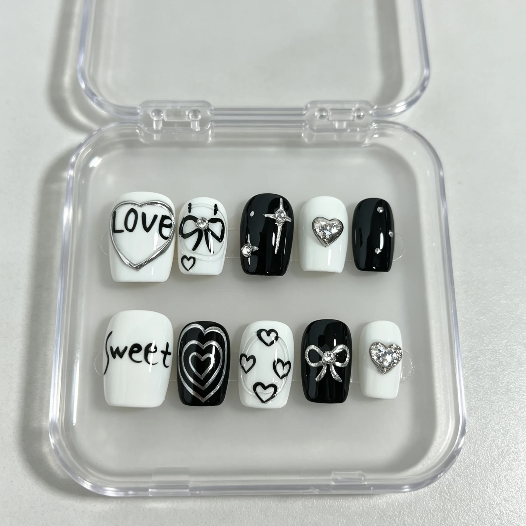 10 Hand Pressed Short Square Nails, Beautiful Fake Nails, Black and White Sweet and Cool Heart-Shaped English Suitable for Women