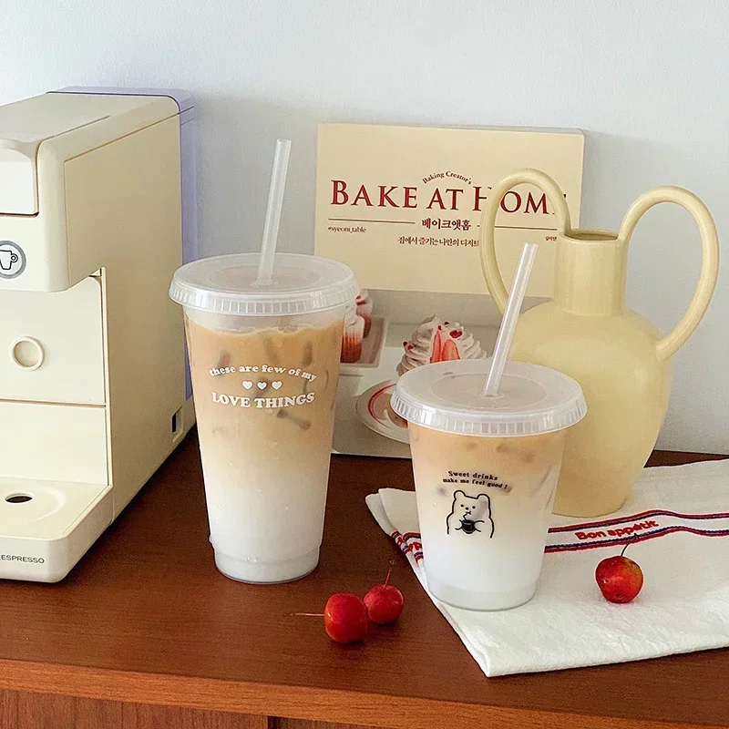 ストロー付きポータブルプラスチックウォーターボトル,韓国スタイル,キュート,PP素材,コーヒー,ジュース,ミルク,ティーカップ,クール,470 ml, 700ml