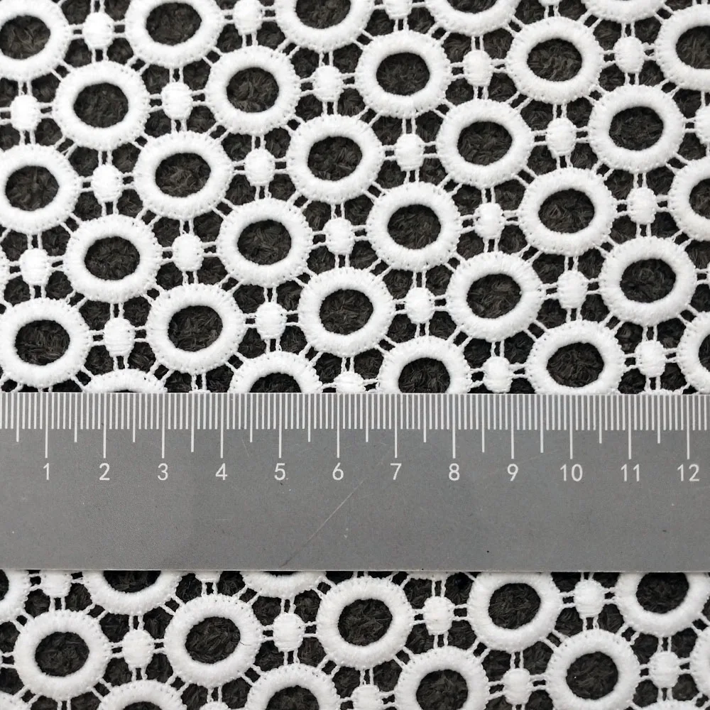Weißer wasserlöslicher Guipure-Spitzenstoff, 3D-Hohlkreis-Stickerei, afrikanischer nigerianischer Spitzenstoff zum Nähen von Hochzeitskleidern und Bekleidung. – Detail 3