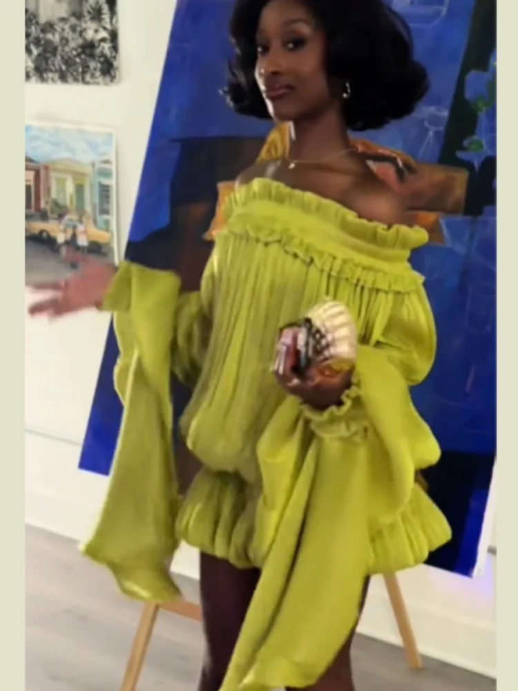 Vestido corto plisado verde lima con hombros descubiertos, elegante, con cintura fruncida, mangas largas escalonadas, ideal para fiestas en la playa o club.