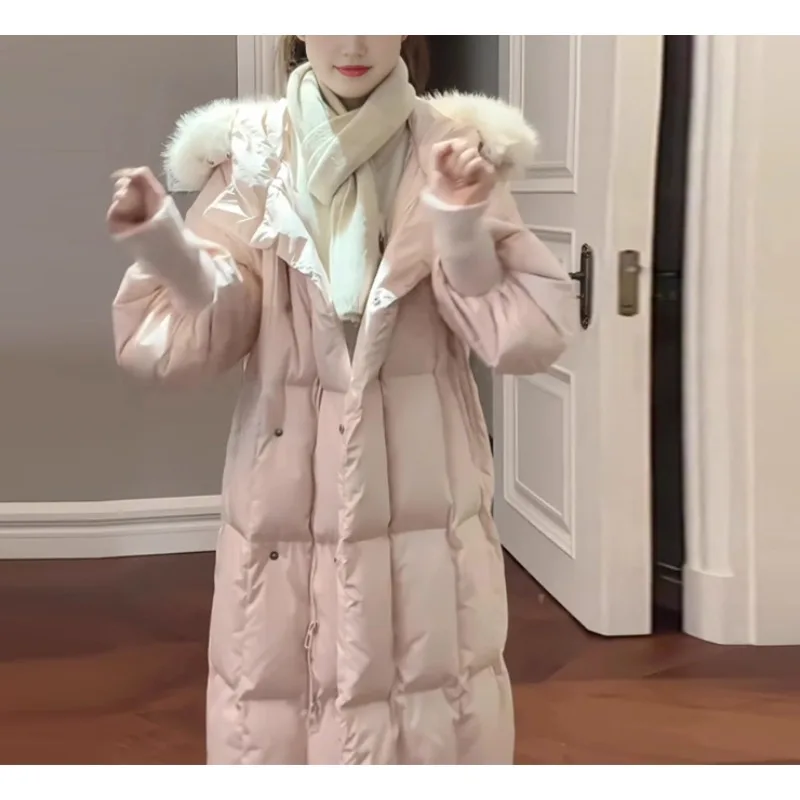 Francuski płaszcz z wysokiej jakości, delikatnej i słodkiej różowej bawełny puchowej dla kobiet, nowy model na zimę 2025, płaszcz średniej długości do kolan.