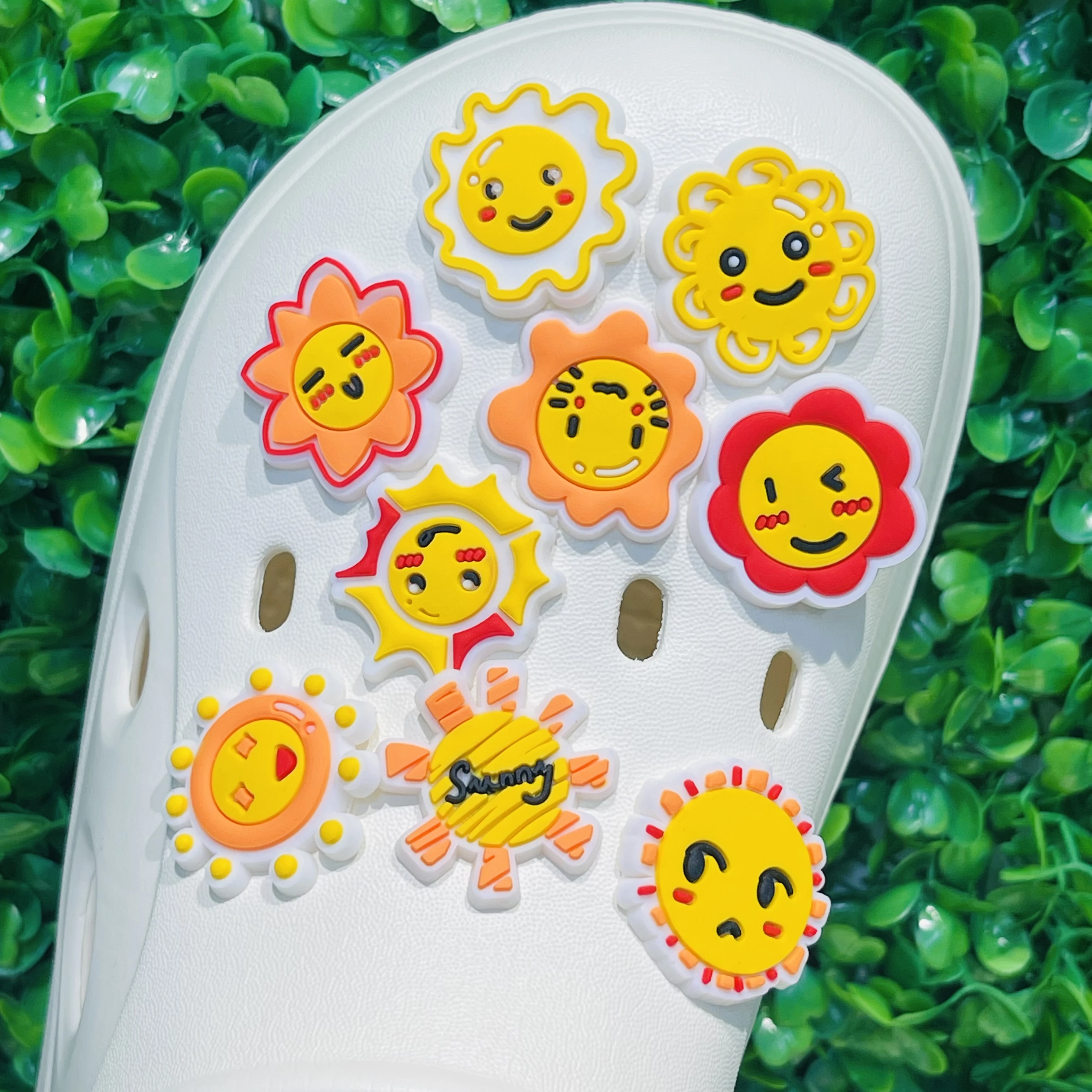 Kawaii Sun Expression Tamanete para Sapatos de Jardim, Encantos da Sapata PVC, Botão Fivela Decorações, Chinelo Acessórios Buraco, Presente do miúdo, Novo, 1Pc