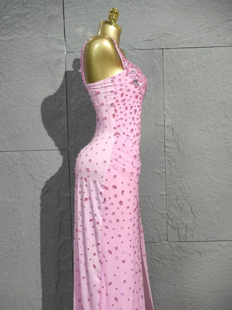 ชุดเดรสยาวผ้าตาข่ายประดับคริสตัลระยิบระยับ ดีไซน์ผ่าข้าง เหมาะสำหรับงานเลี้ยงฉลองวันเกิด ถ่ายภาพ หรือการแสดง