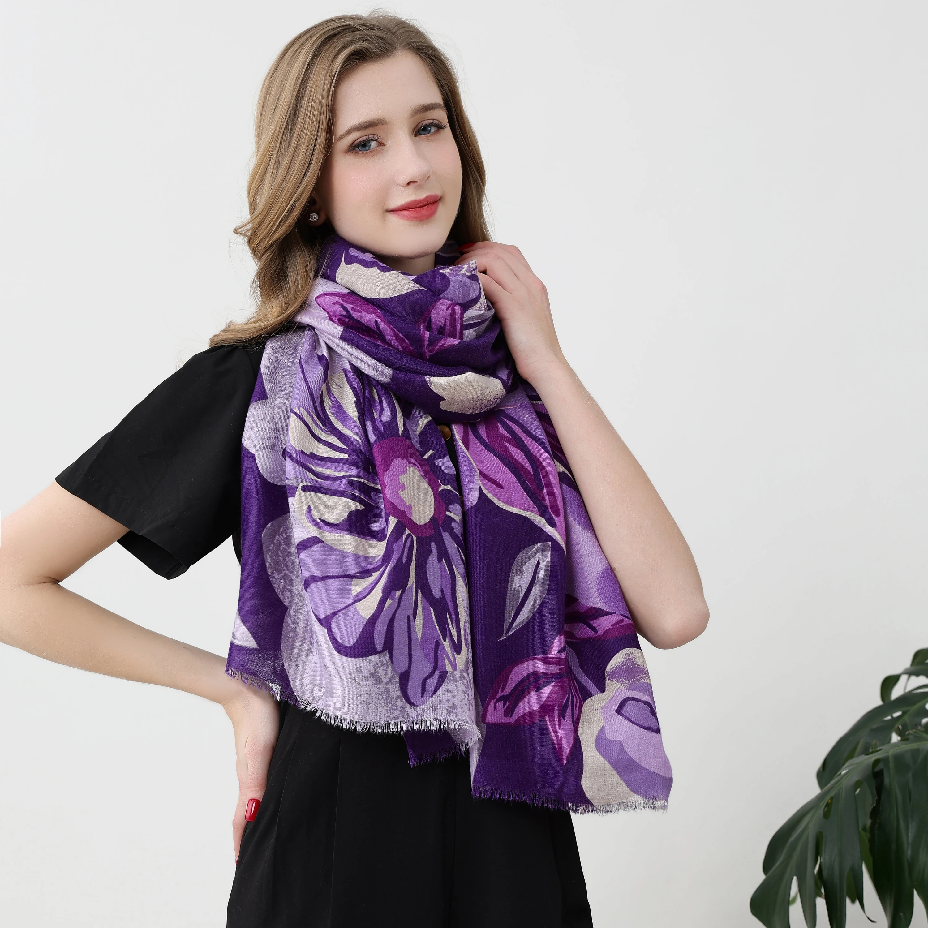 1 PC to glance over things hurriedly Satin Print Long Scarf, Essential for Sun Protection & Warmth, Ideal Shawl for Beach Trips