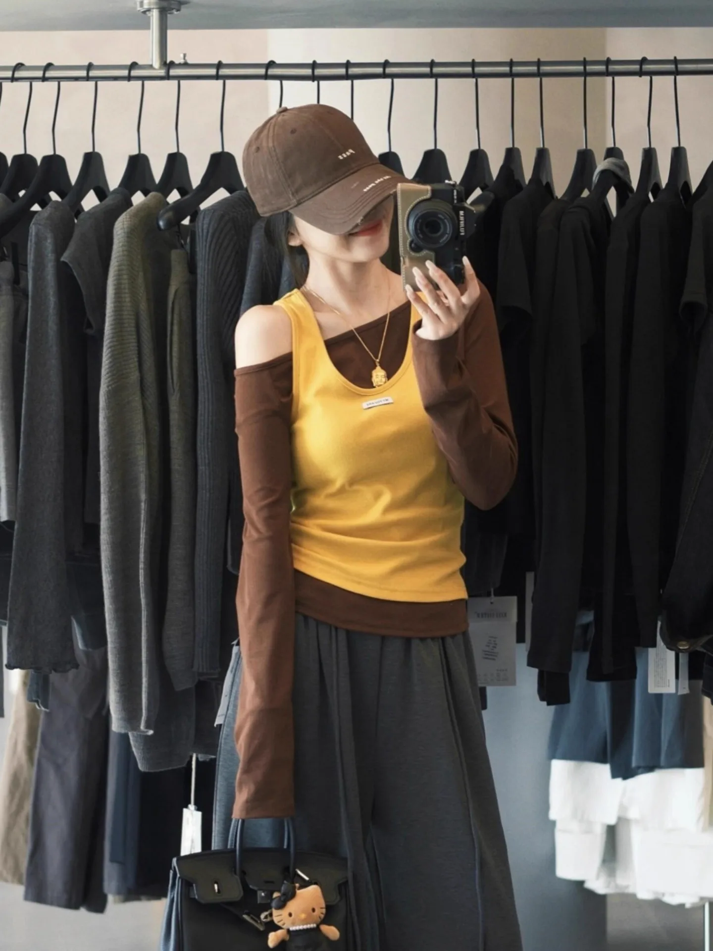 

Стильный комплект из двух предметов: женская футболка с открытыми плечами и длинным рукавом, укороченная, с высокой талией, для повседневного образа