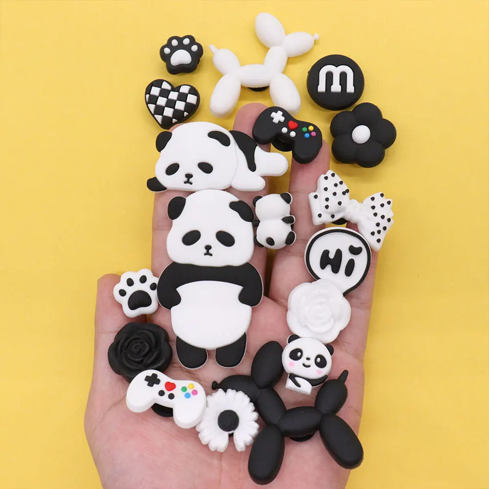 Groothandel 50 Stuks Pvc Schoen Bedels Schattige Panda Wit Madeliefje Hond Kat Klauw Accessoires Schoen Ornament Fit Diy Rugzak Party Cadeau