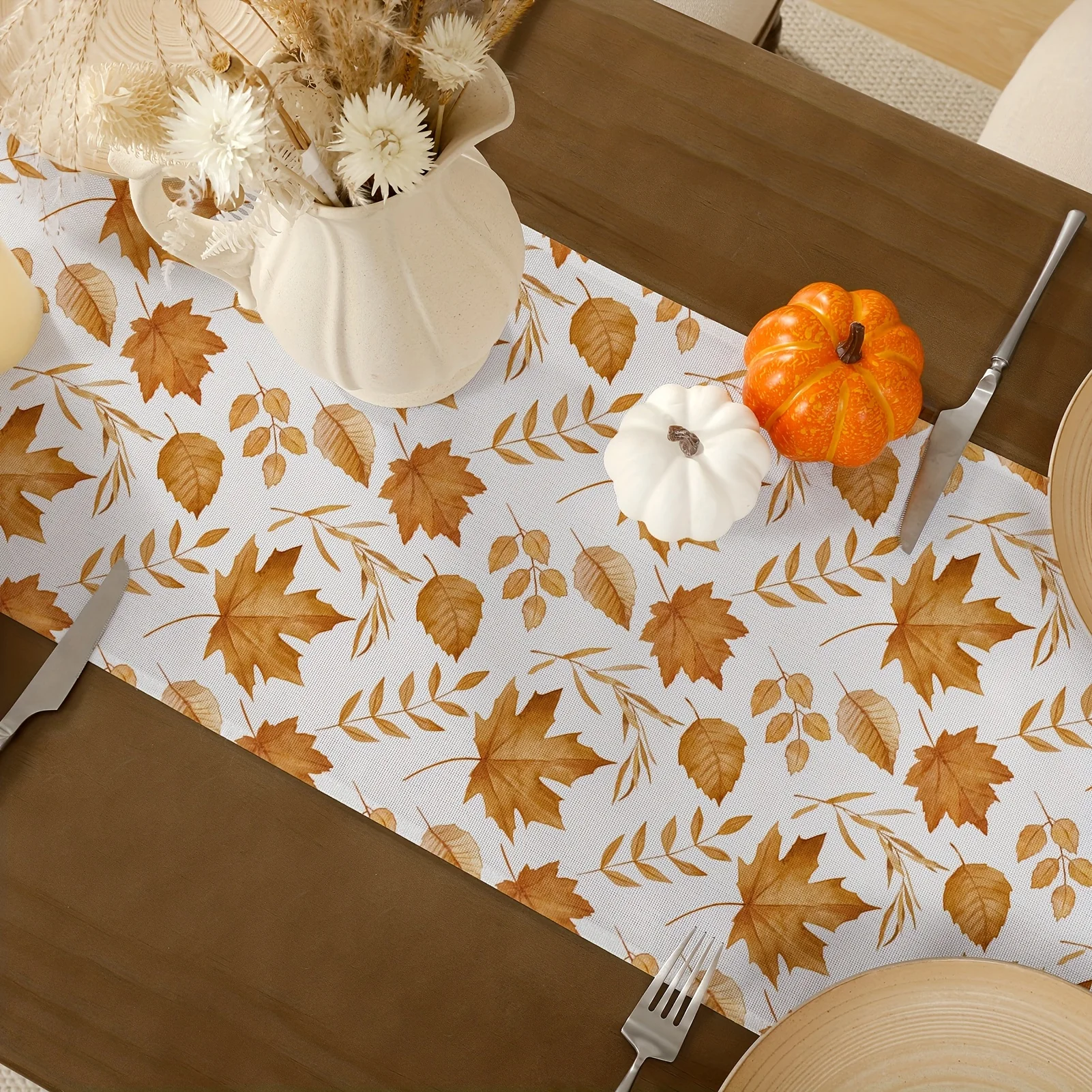 مفرش طاولة بني مع طباعة مسطحة من أوراق القيقب - ديكور لتناول الطعام في المزرعة، مناسب لعيد الشكر والمطبخ والعطلات