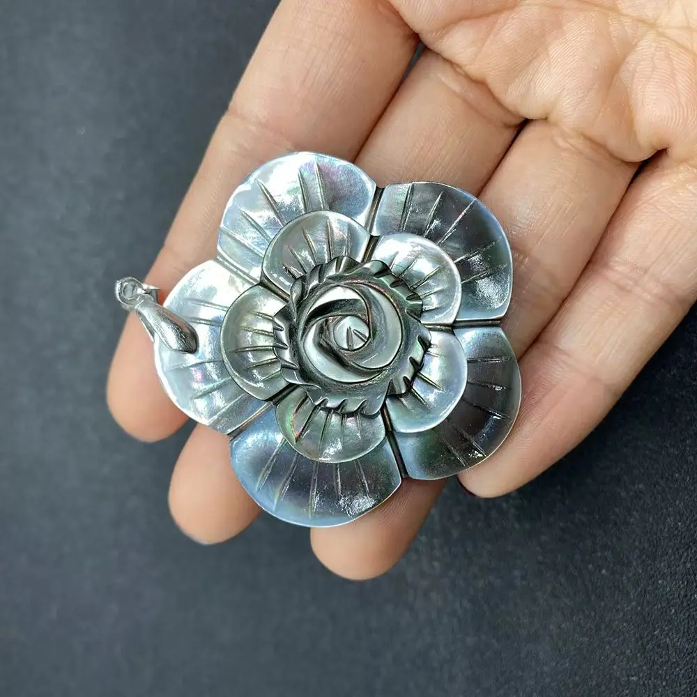 

Exquisitely Carved Flower-Shaped Natural Black/White Shell Pendant With Silver Clasp Design Charm For DIY Fashion Necklace Gift