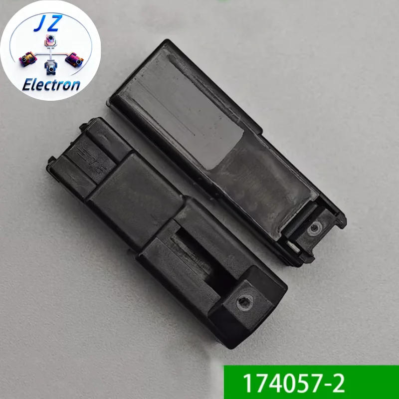 

10 шт. оригинальных разъемов 174057-2, черные, 2-контактные, с резиновым корпусом.