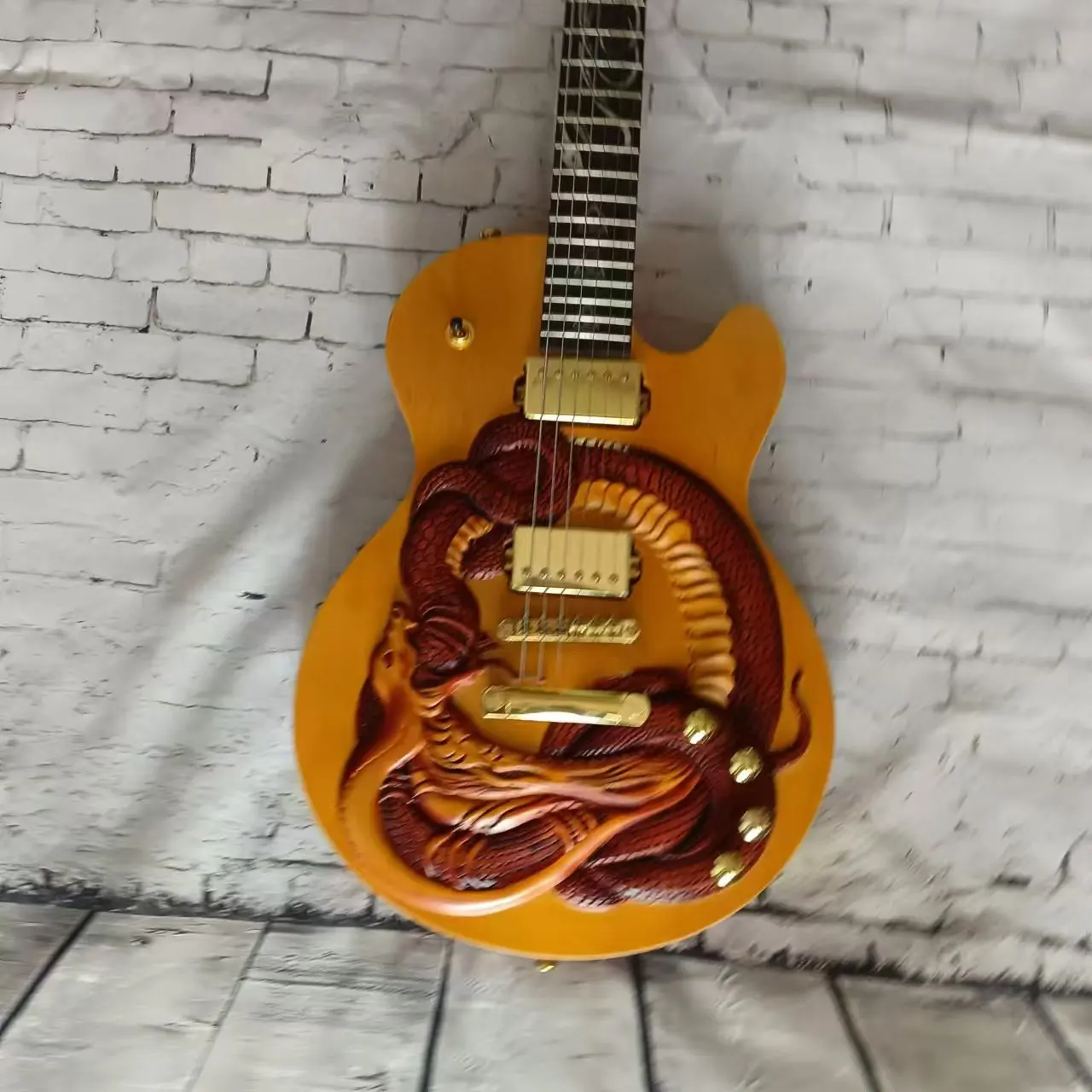 Serpentine carved electric guitar, with a natural wood body, fixed bridge, gold accessories, factory real photos, can be shipped