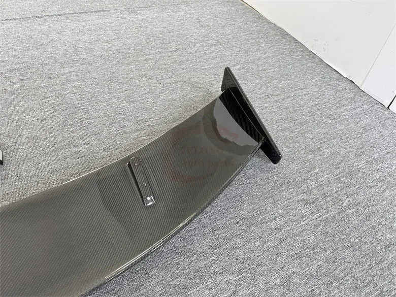 Verbesserte VersionPerformance Style Heckspoilerflügel aus trockener Kohlefaser für R8 Heckspoiler