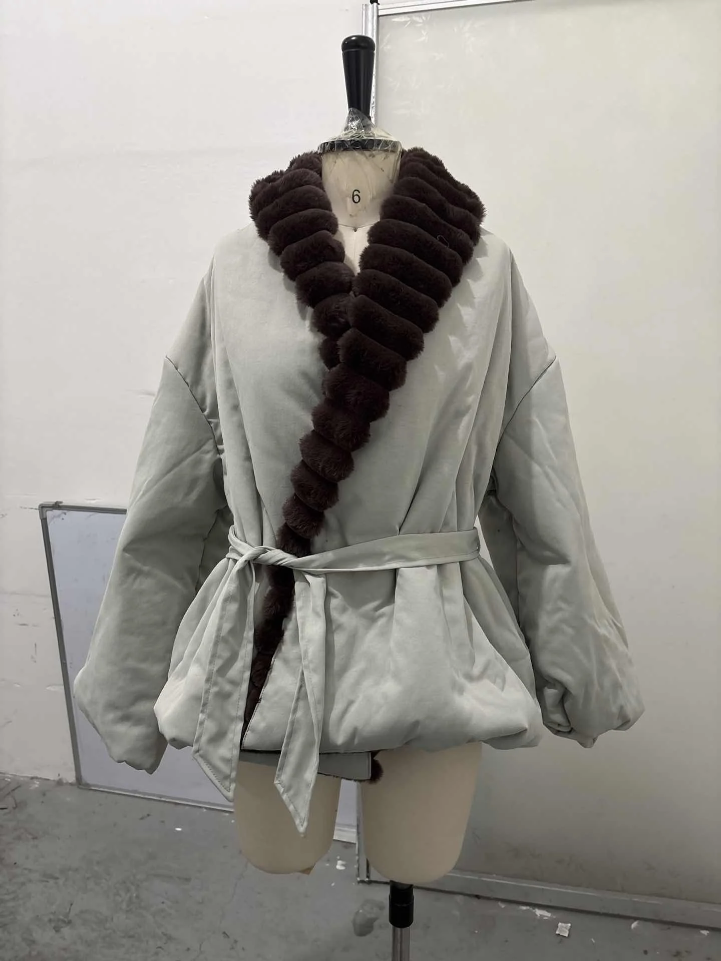 2026 Neue Damen High-Street-Jacke Trendige Patchwork-Kunstpelzkragen-Oberbekleidung Lässige Elegante Schnürung Lose Dicke Jacke – Detail 8