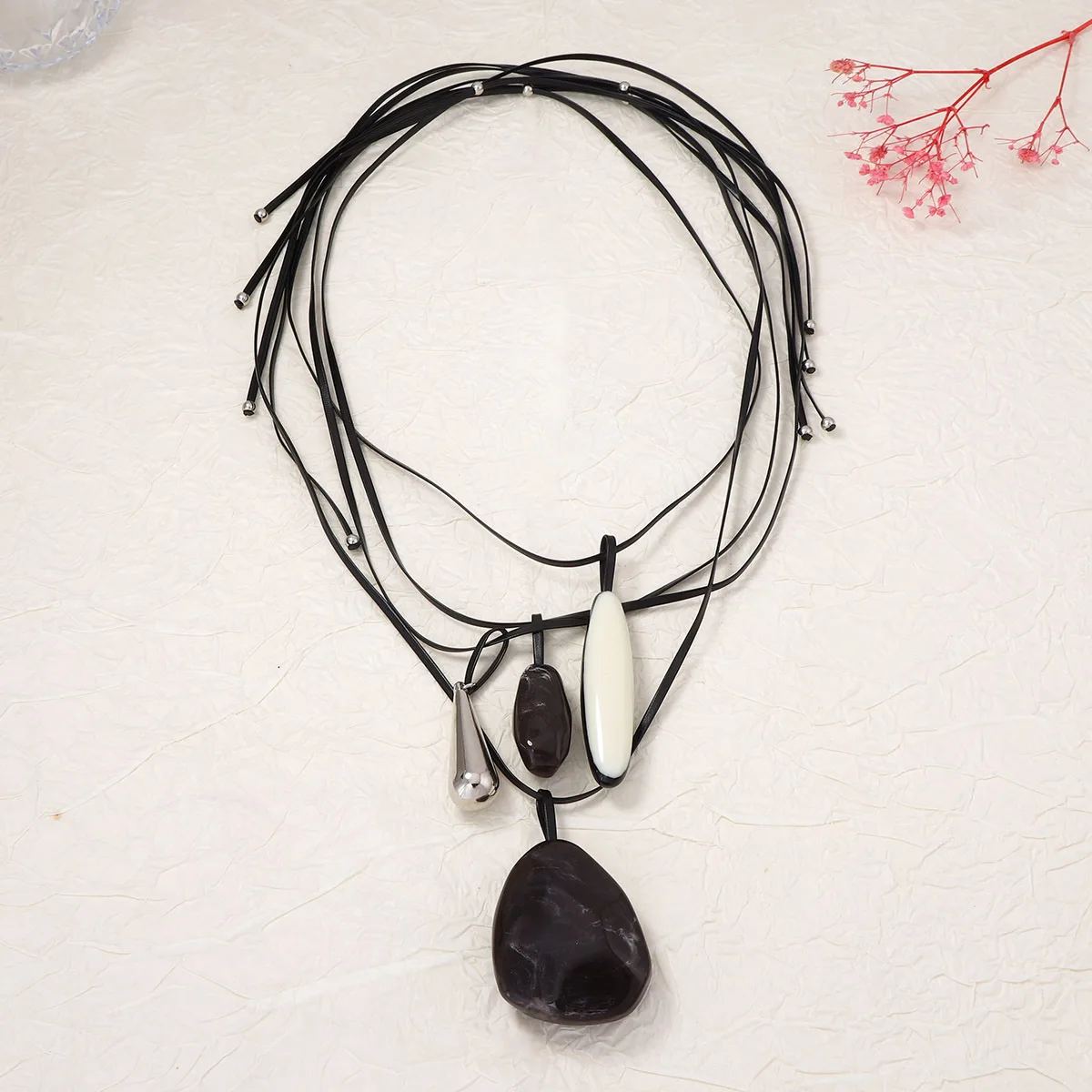 2026 Neue Mode Mehrschichtige 4-teilige Lederband-Halsketten mit Harzstein-Geometrie-Anhängern für Damen – Schmuck-Accessoires – Detail 2