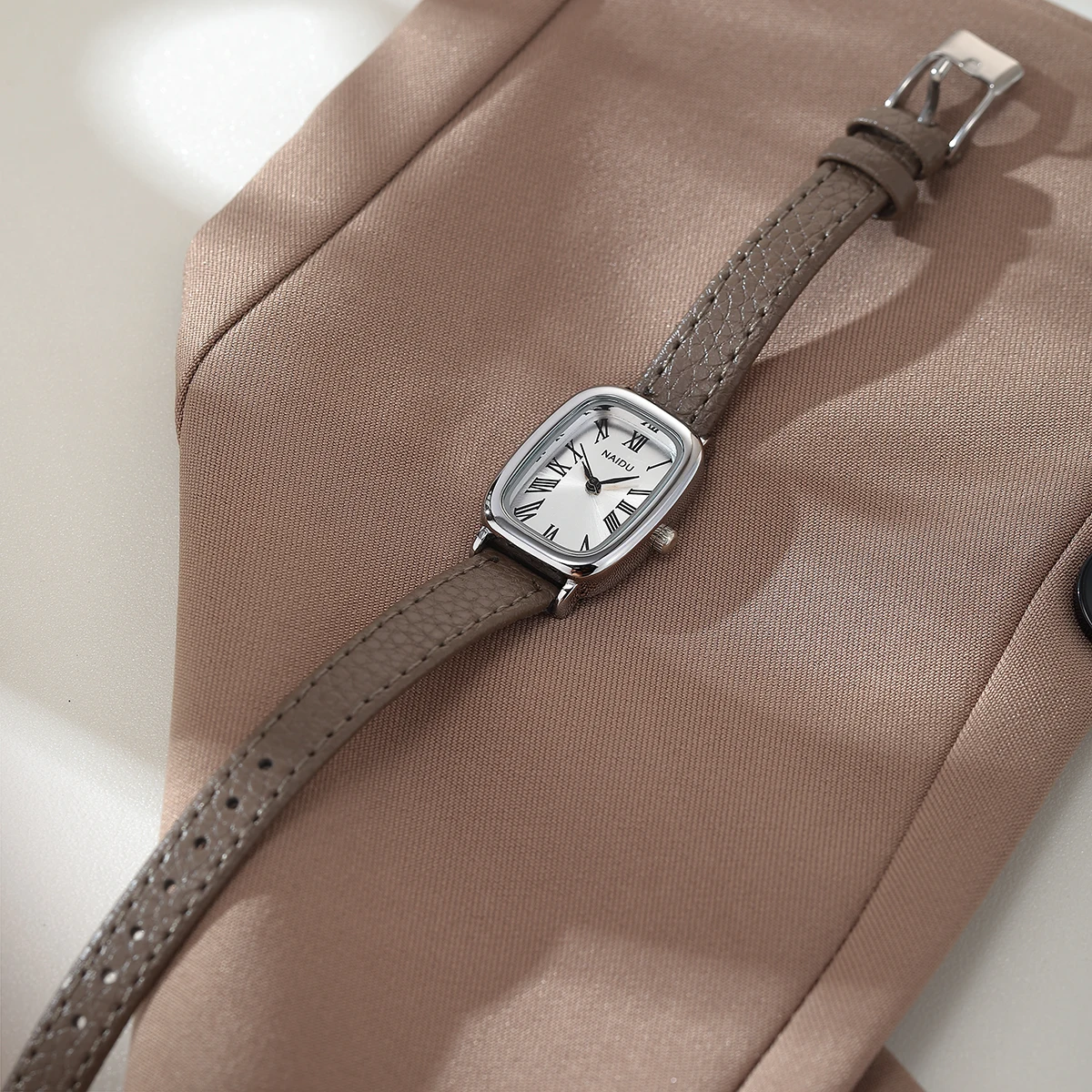 Exquisite Casual Compact Leather Strap Simple and Stylish Women's Quartz Watch