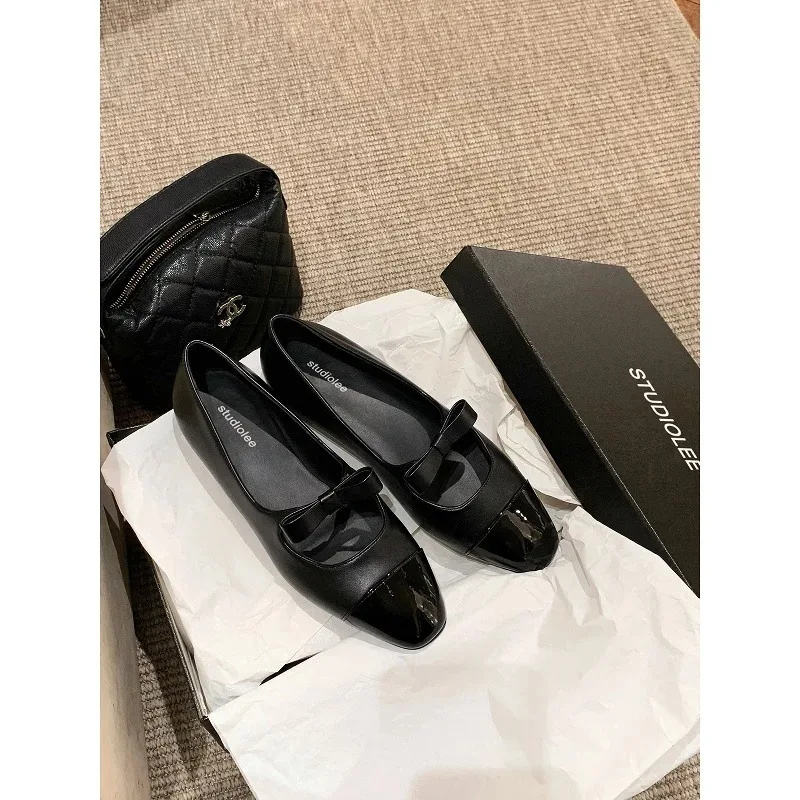 2026年シープスキンフラットボトムジェーンズレディースシューズ、ボウノットスクエアヘッドデザイン、快適なローヒールラバーソールフットウェア