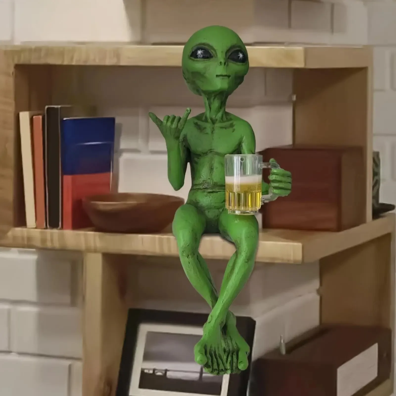 Estátua de Alienígena Bebendo Cerveja, Escultura de Alienígena em Resina, Artesanato Divertido para Decoração de Mesa, Estante, Escritório e Jardim