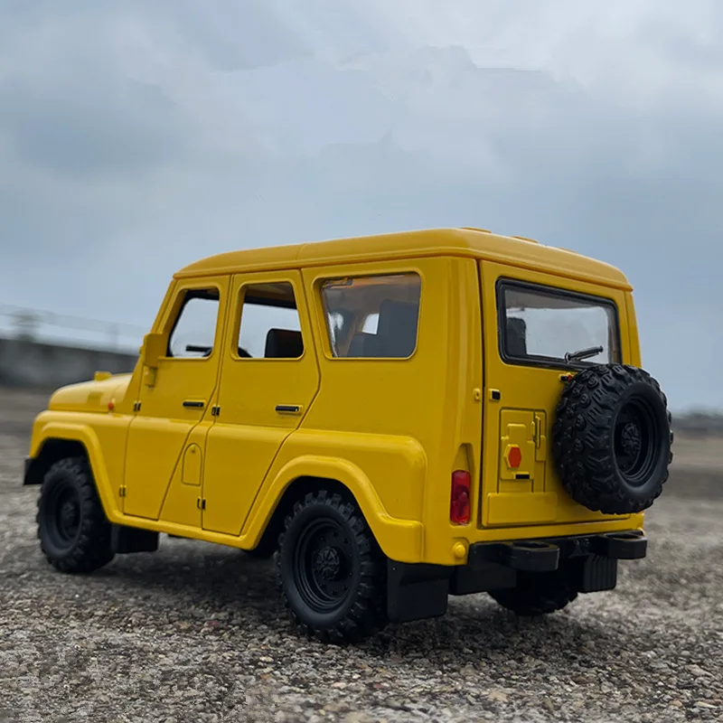 Large Size 1/18 UAZ Hunter Alloy Car Model Diecasts Metal Off-road Vehicles Car Model Sound and Light Collection Kids Toys Gifts