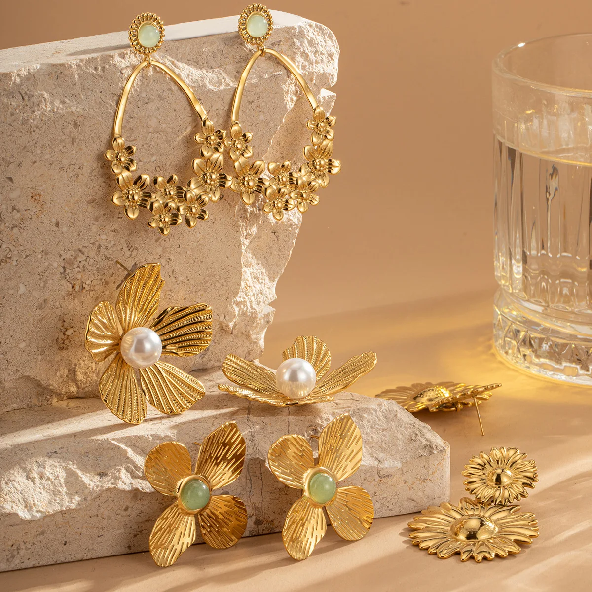 

French retro luxury floral earrings, sunflower imitation pearls, women's stainless steel earrings plated with 14k gold.