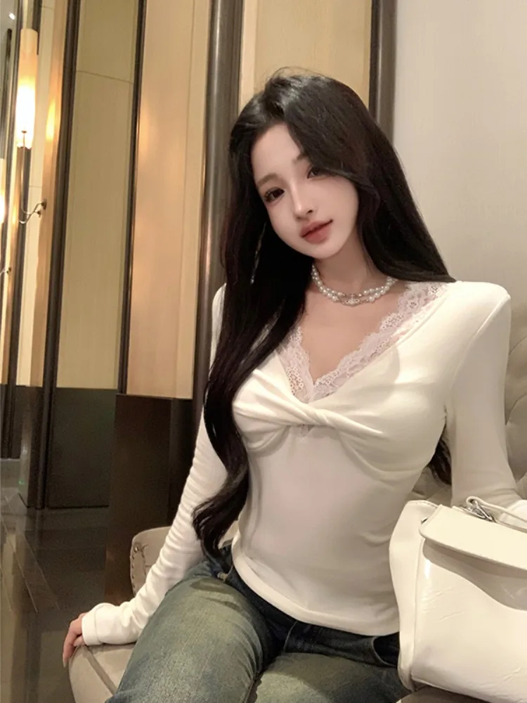 

Early Autumn Design Lace Splice Knot V-neck Base Shirt T-shirt Women Retro Waist-cinching Knitted Top Commute Elegant Style