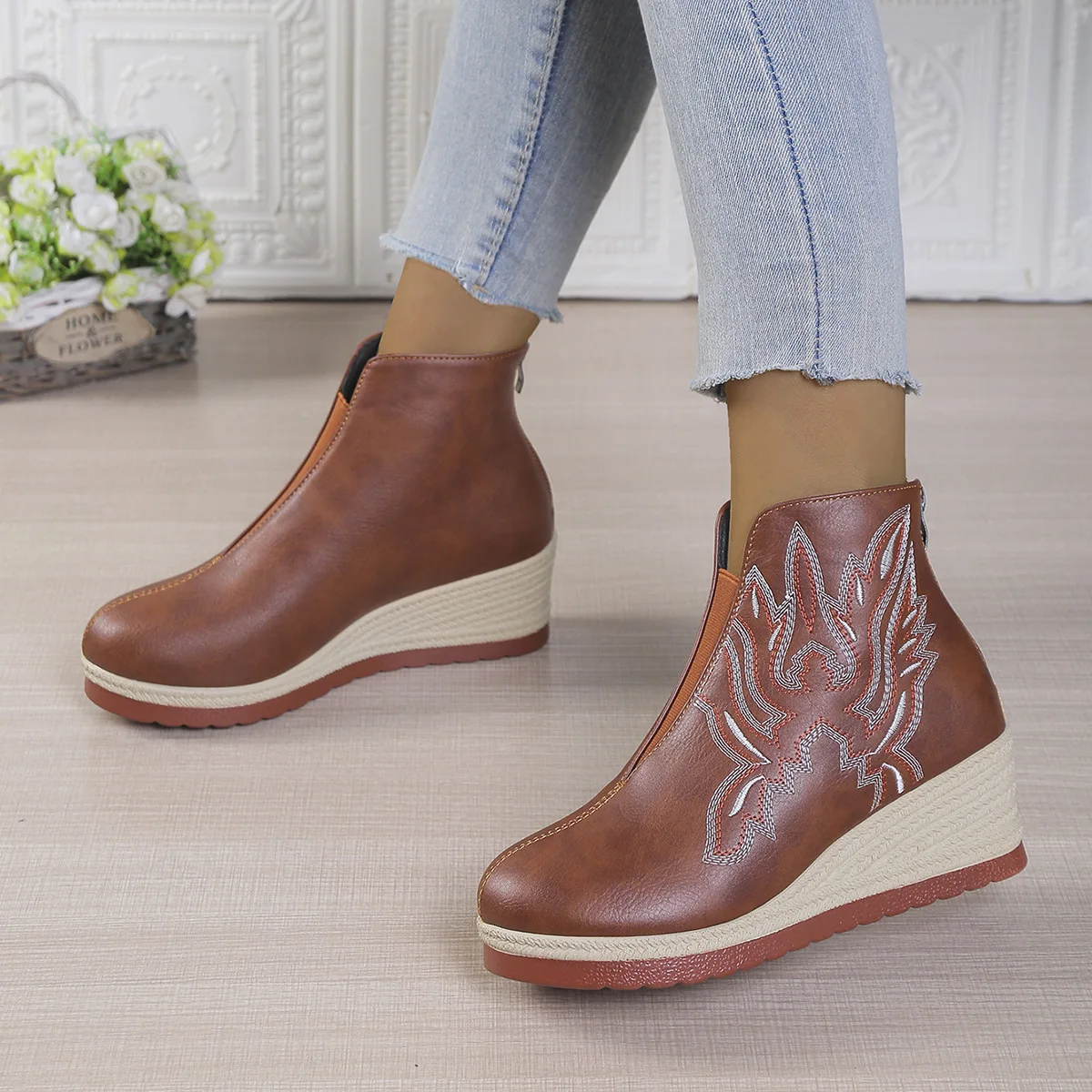 

Embroidered thick-soled retro ankle boots for women in the autumn of 2025, pointed-toe oversized wedge heel fashion boots