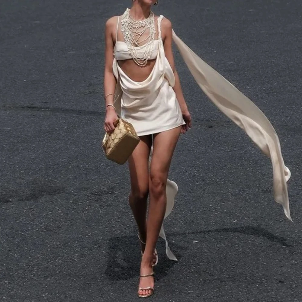 ชุดมินิเดรสสายเดี่ยวผ้าซาตินเงาสีแชมเปญแต่งระบายผูกโบว์ โชว์หลัง สายสปาเก็ตตี้ สำหรับงานปาร์ตี้และคลับ