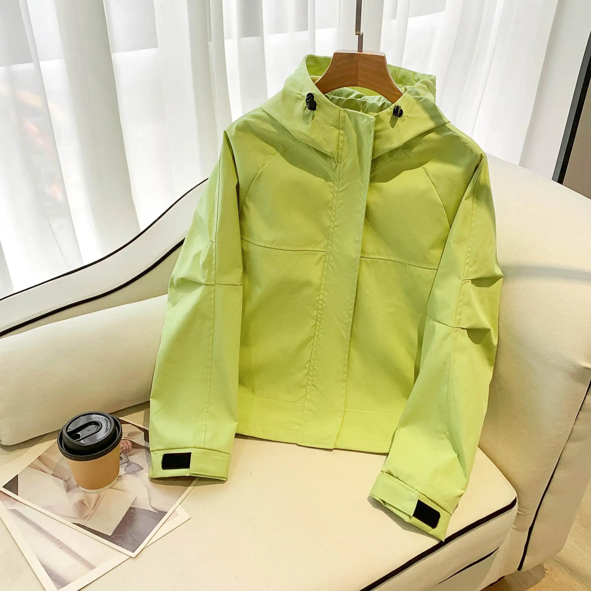 

Ветрозащитная куртка с капюшоном для женщин. Модная и универсальная повседневная и свободная куртка на молнии.