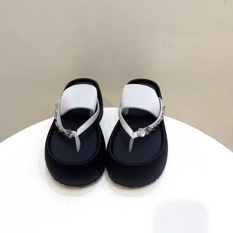 

Тапочки на возвышенном каблуке, женские летние уличные шлепанцы, новинка 2025, пляжные повседневные сандалии интернет-знаменитостей, очень превосходные скандальные сандалии