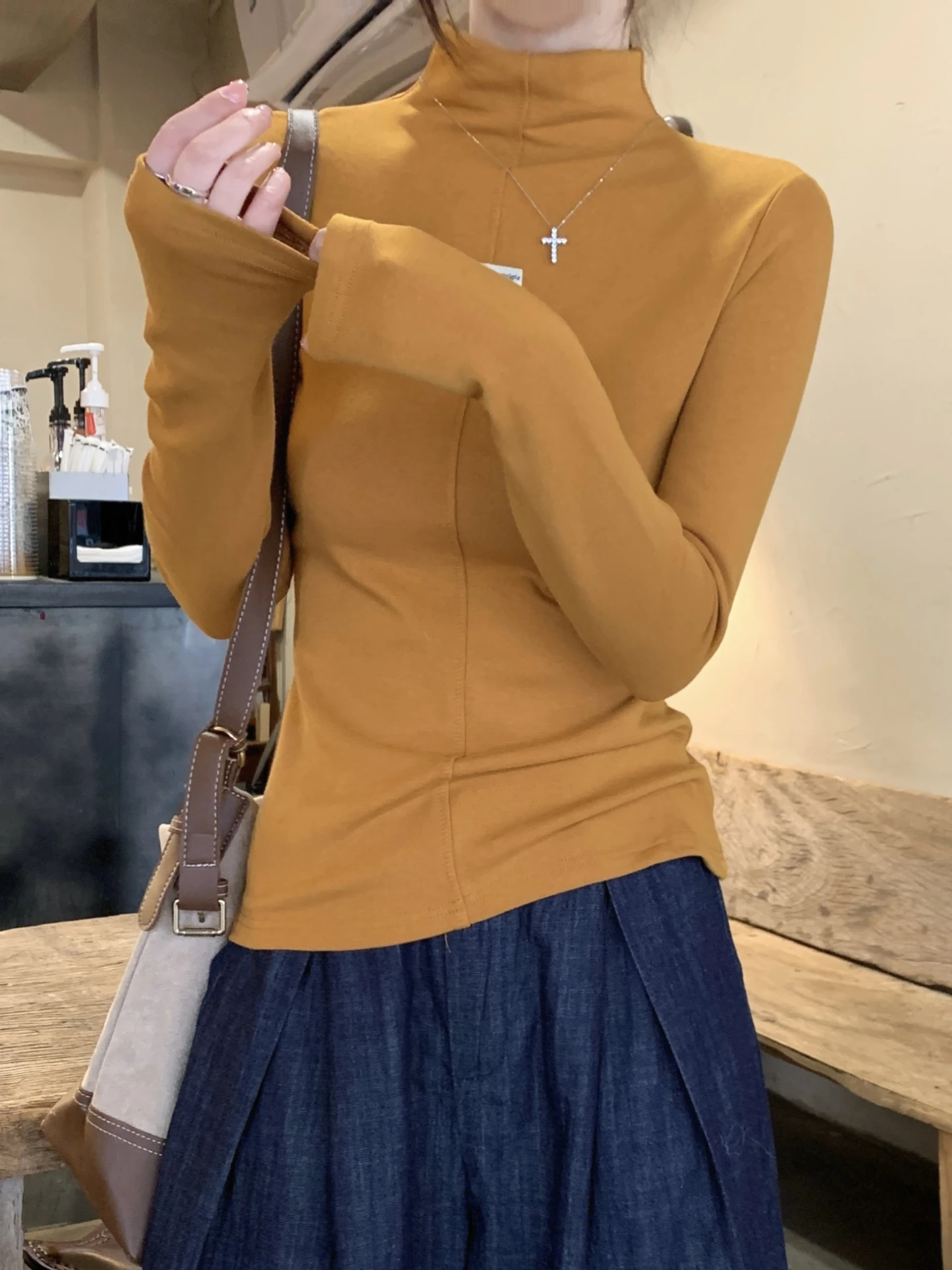 

Casual Korean Sle Women's Long Sve T-irt Base irt Fce Brued f High Collar Winter New Sle Versatile Top