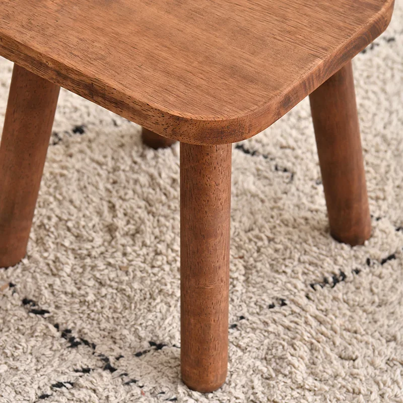 Een stevige houten lage vierkante kruk verkrijgbaar in 2 kleuren, geschikt voor woonkamers en slaapkamers.