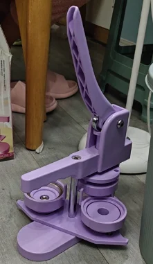 

​ ​ 50x50 мм квадратный пластиковый бейдж и машина для изготовления магнитов на холодильник — ручной пресс для бейджей на заказ ​ ​