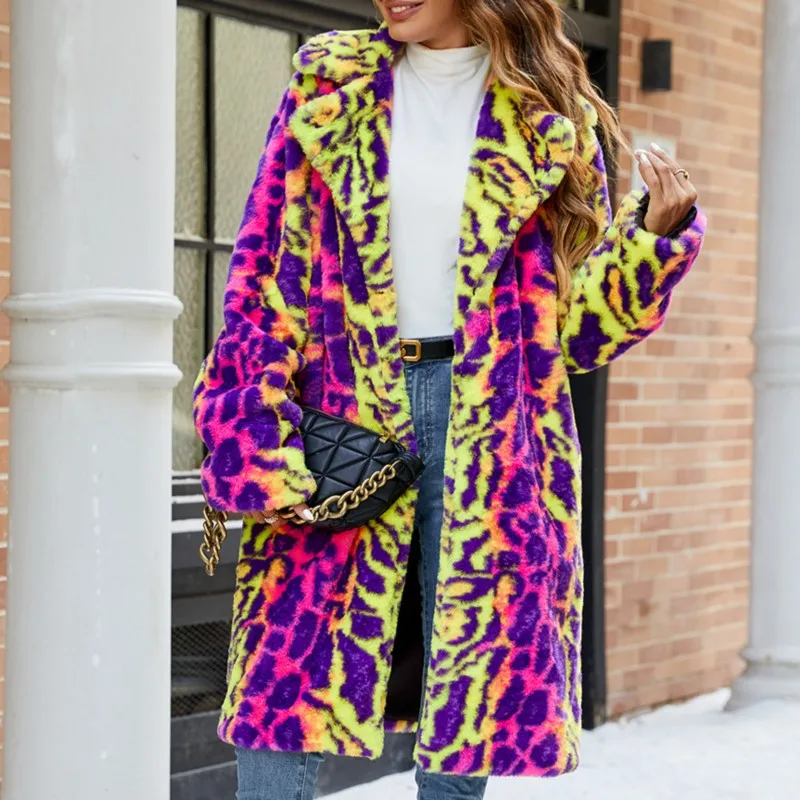 2025 nouveau manteau de fourrure synthétique à capuche mi-long imprimé léopard coloré conception de bloc de couleur chaud épaissir doux fourrure moelleuse vêtements d'extérieur pour femmes