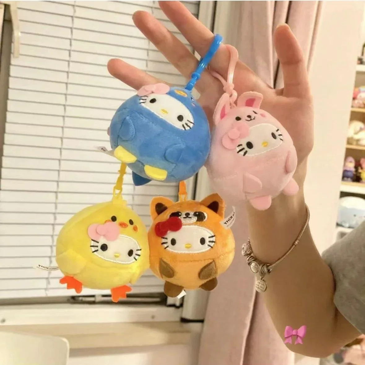 Sanrio Hello Kitty Peluche Portachiavi Gatto Cosplay Simpatico cartone animato Ciondolo Zaino Ciondolo Camera Decorazione della tavola Giocattolo Regalo di festa