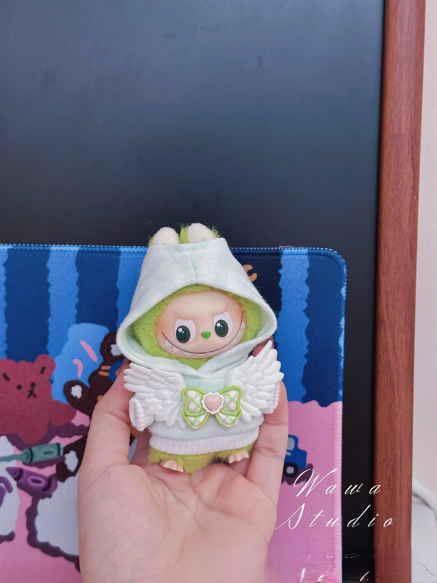 Nova roupa de boneca para 4a geração Mini LABUBU 4.0 Pin For Love Series com capuz listrado de 10 cm com asas de anjo – opções multicoloridas