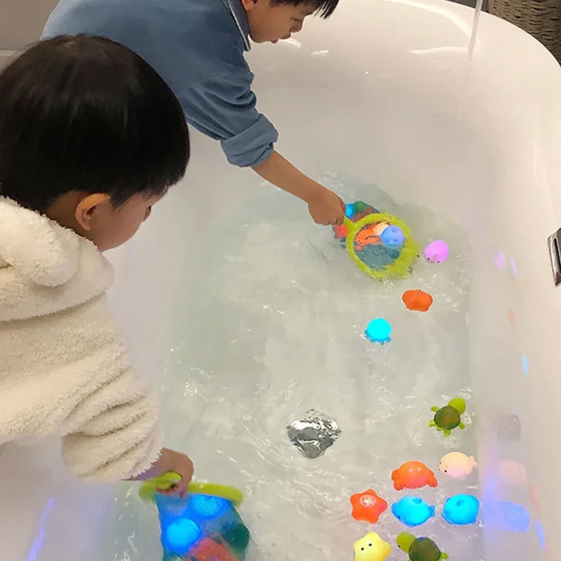 子供のためのかわいい動物の風呂のおもちゃ,LEDライト付きのおもちゃ,柔らかいゴム製のフロート,誘導照明付きのカエル,水泳用水,楽しいギフト