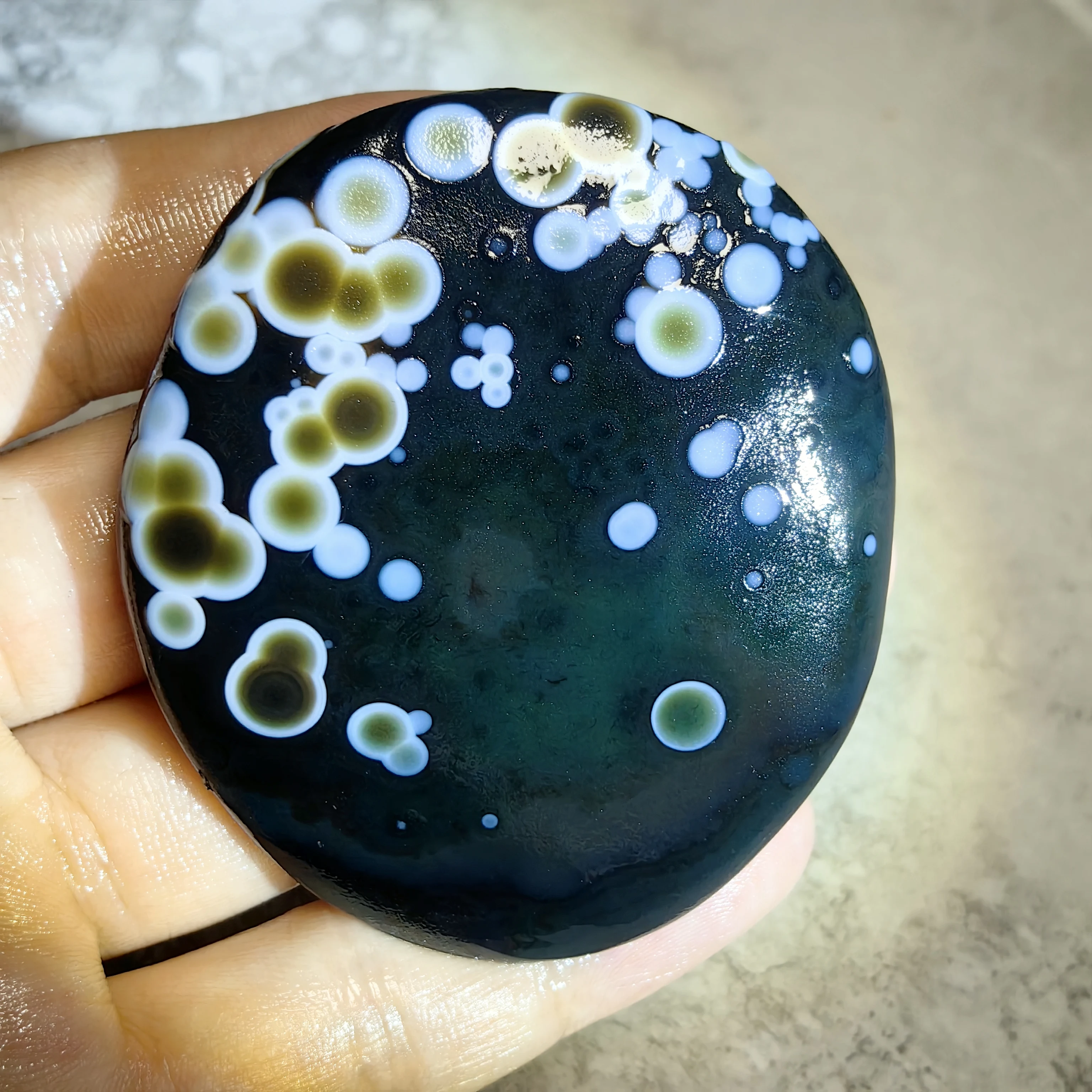 Piedra de Ágata Natural con Fondo Negro y Diseño Floral, Calcedonia Oceánica con Patrón de Burbujas Único, Espécimen Mineral