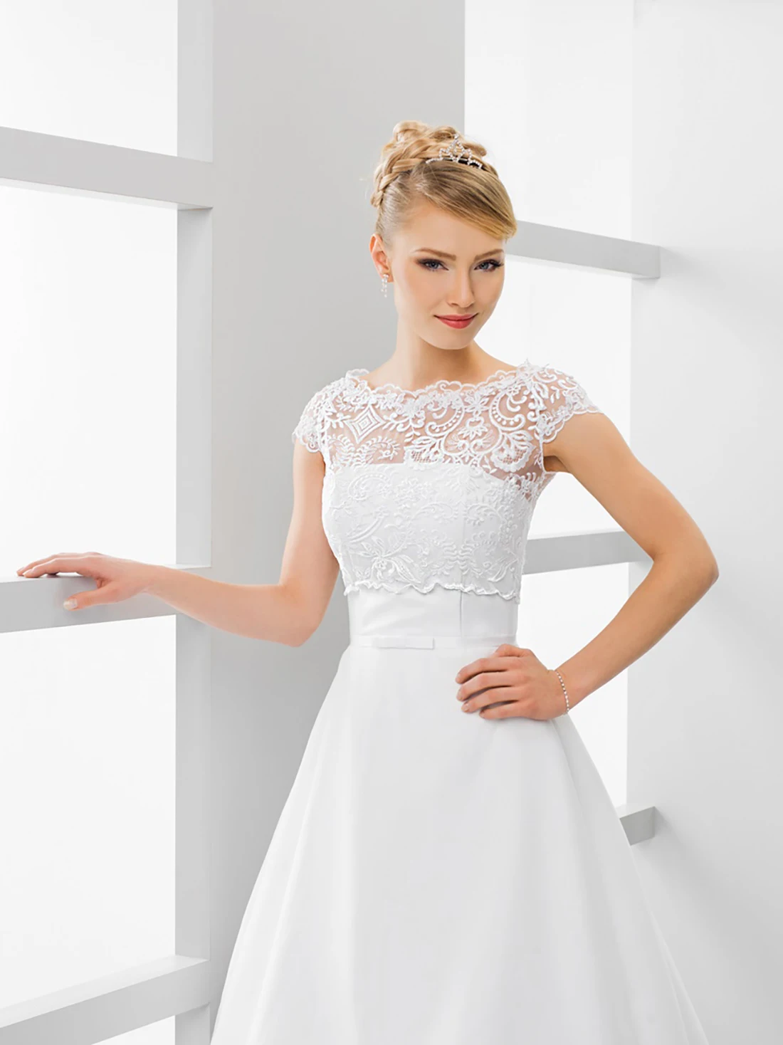 Delicate Bridal Jacket Boat Neck Cap Sleeve Lace Appliques Button Back Wedding Wraps Customized Formal Bride Bolero Top