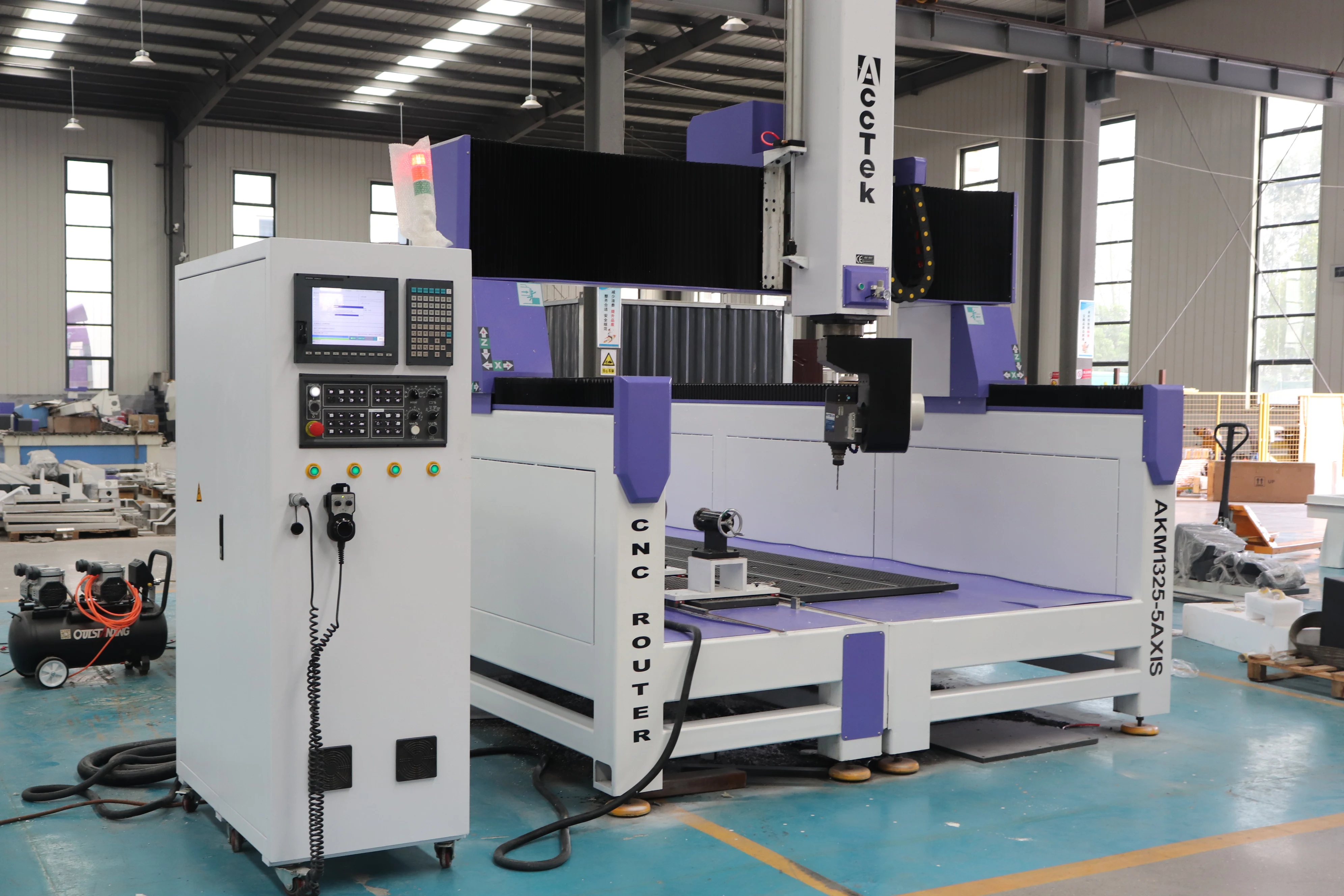 Industrieller 5-Achsen-ATC-CNC-Fräser mit Syntec 610MA E5-Steuerungssystem für präzise Bearbeitung von Aluminium-Holz-Verbundmaterialien