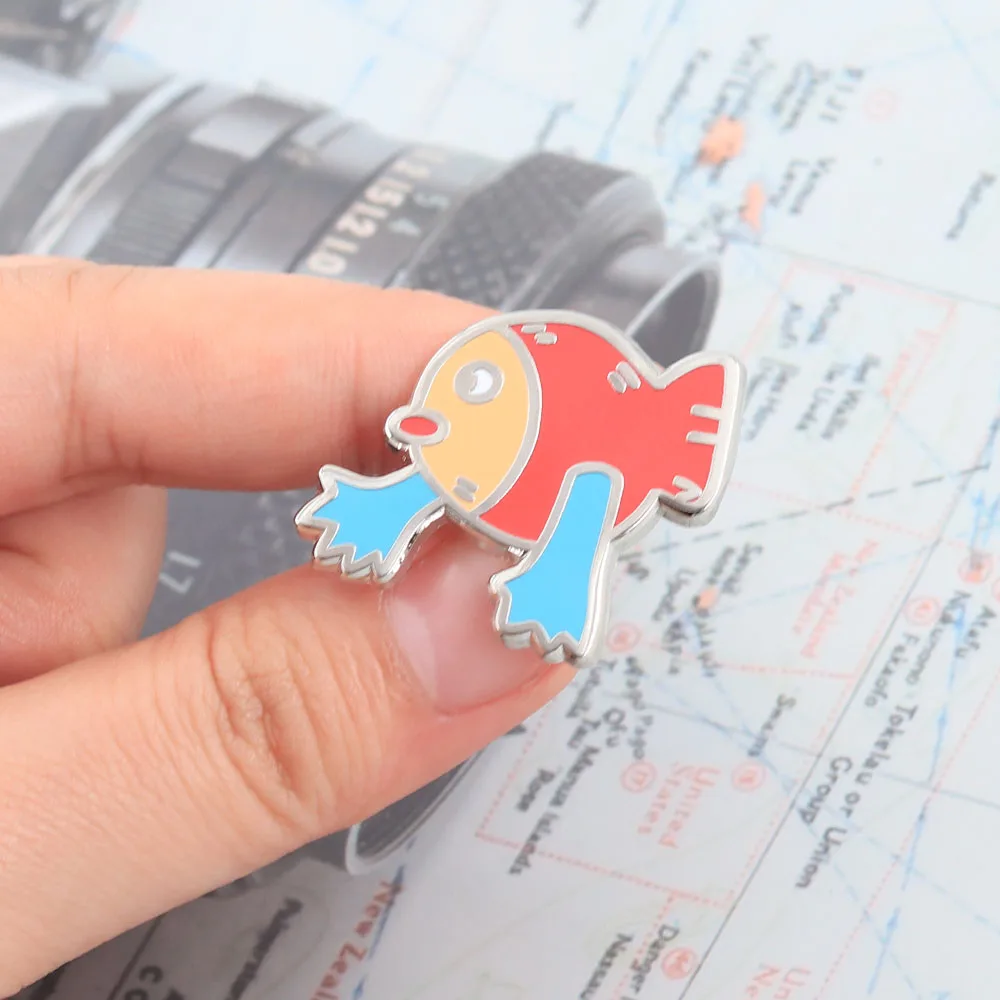 Lustiger, seltsamer Fisch mit Händen, Emaille-Anstecker, Cartoon-Meerestier-Abzeichen, niedliche Tier-Brosche für Rucksack, Kleidung, Reversnadel, Schmuck, Geschenk – Detail 6