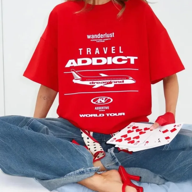 Camiseta Roja Extra Grande de Algodón Suave de Alta Calidad con Estampado de Avión 'Travel Addict', Camiseta Gráfica 'Wanderlust' Estilo Y2K, Ropa Casual Urbana