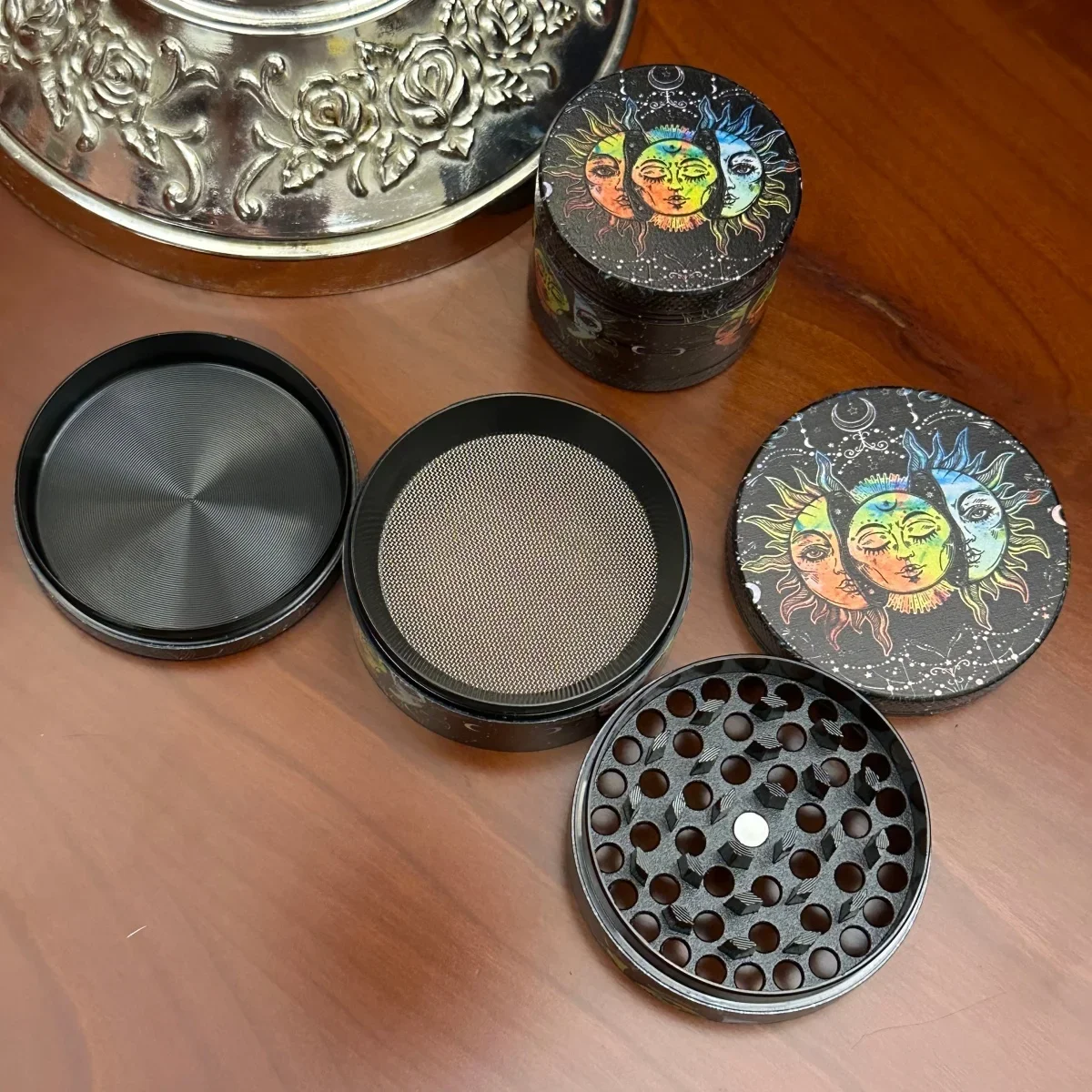 1.4/1.8inch Black Doodle Sun 4-Layers Herb Grinder Zinc Alloy Crusher Metal Cutter Raw Manual Grass Grinder Smoking Tool Gift