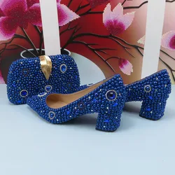 Moda Royal Blue Pearl scarpe da sposa a punta Set borsa donna décolleté alte scarpe da festa con tacco spesso borsa da sera abbinata poco profonda