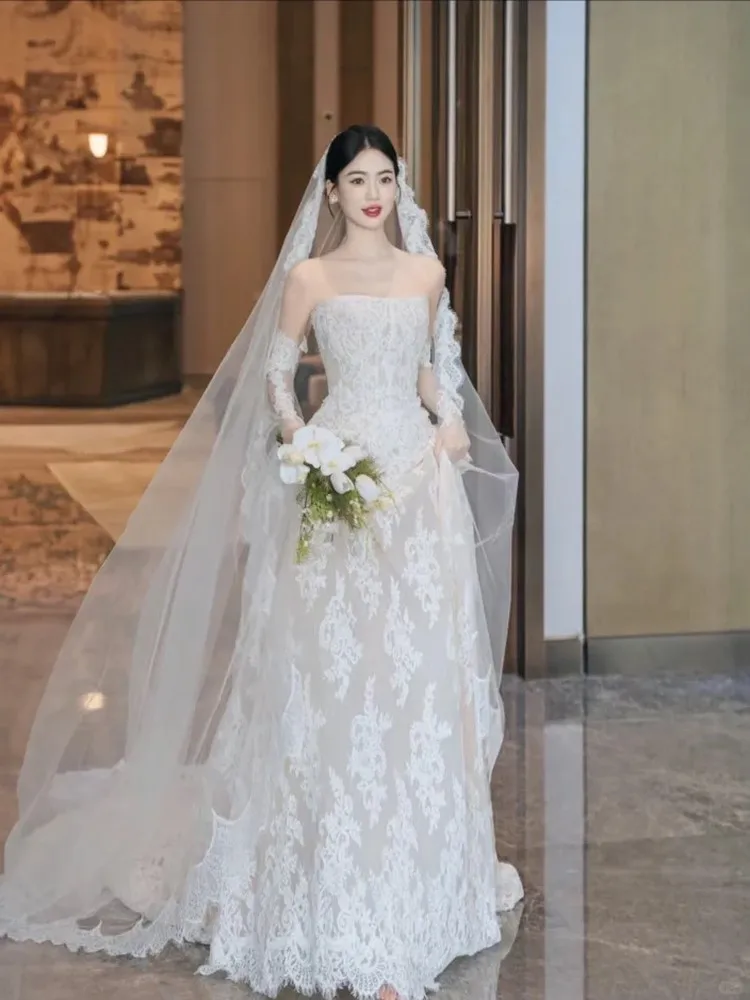 

A new strapless form-fitting and tail-length travel photo dress with light chiffon for figure