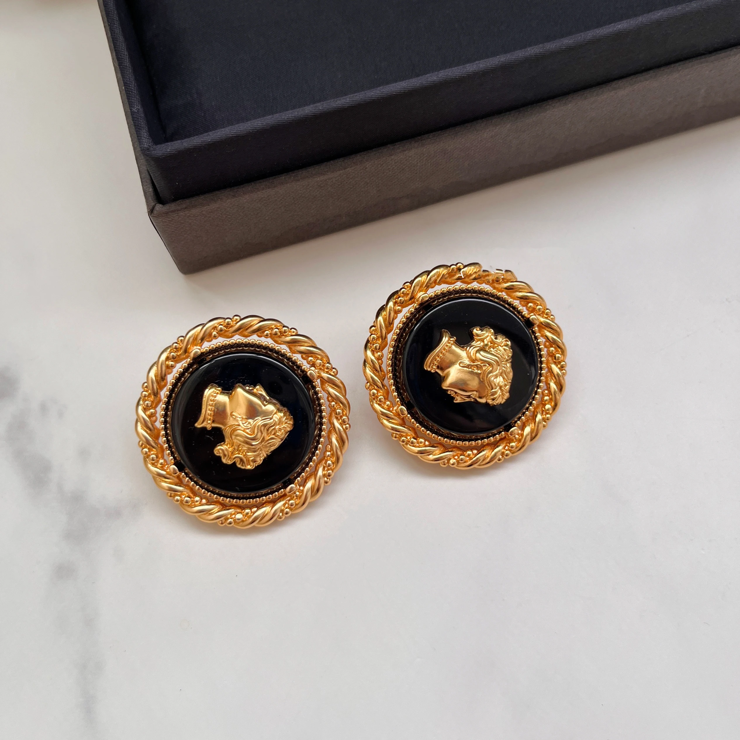 

Europe America Vintage Round Black Acrylic Portrait Earrings Gold Ear Clip Woman Luxury Designer Jewelry