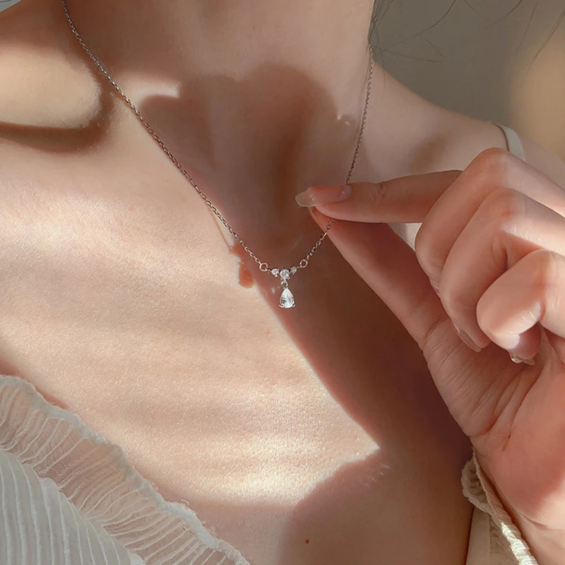 Zircon Necklace Crystal Water Drop Pendant Necklace Clavicle Chain Simple Design Rhinestone Jewelry Temperament Gift Accessories